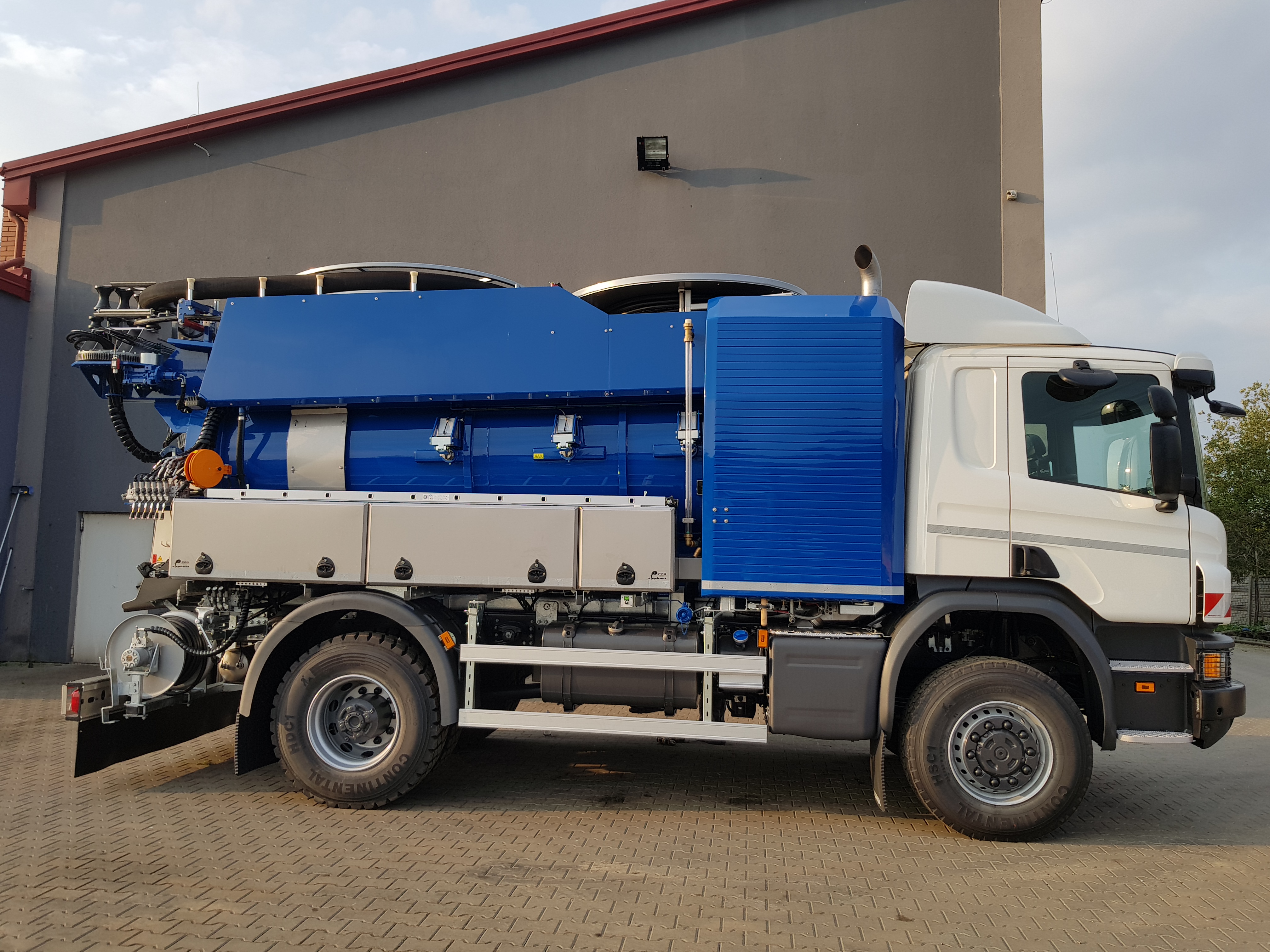 Pojazd dwu-funkcyjny typu Kombi
Typ:Scania P320 4x4
Rok produkcji: 2018(nowy)
Zabudowa: FFG Flensburg