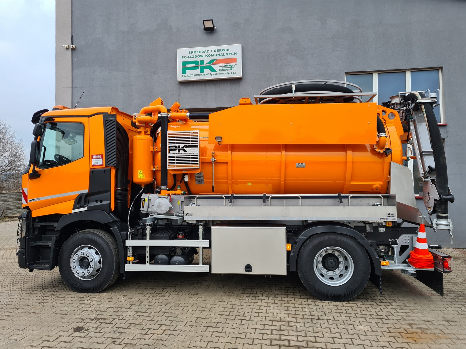 Pojazd dwu-funkcyjny typu Kombi
Typ:Renault C380
Rok produkcji: 2020(nowy)
Zabudowa: FFG Flensburg