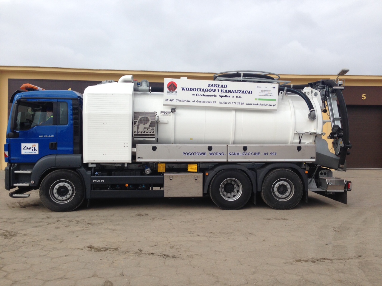 Pojazd asniezacyjny z mała pompą wodną Typ:MAN TGS 28.440
Rok produkcji: 2014 ( nowy )
Zabudowa: FFG Flensburg