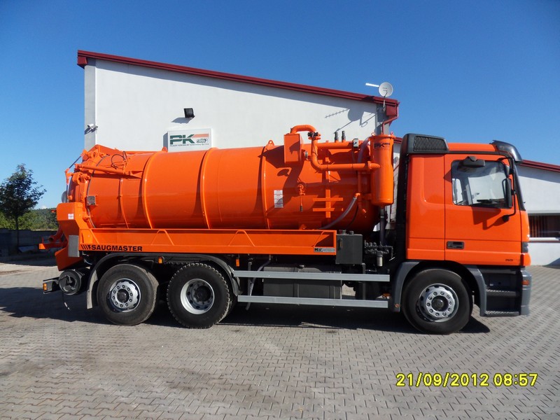 Pojazd asenizacyjny z małą pompą wodną
Typ: Mercedes-Benz 2531
Rok produkcji: 1999
Zabudowa: Kroll