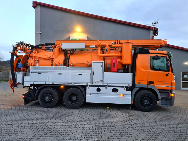 Pojazd dwu-funkcyjny typu Kombi
Typ:Mercedes-Benz Actros 2536
Rok produkcji: 2006
Zabudowa: Kroll